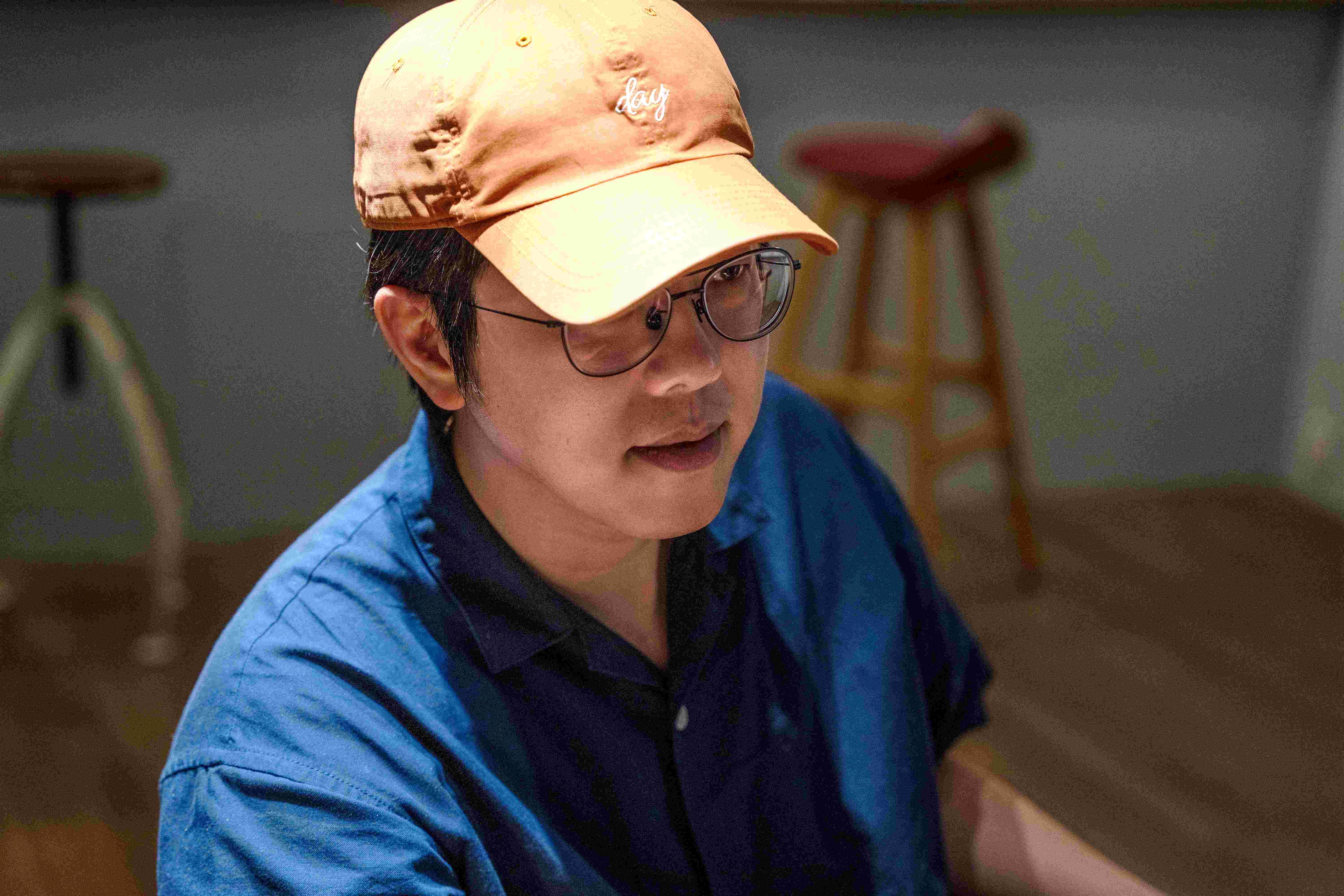澳門導演孔慶輝首部長片作品《海鷗來過的房間》致敬俄國作家契訶夫，獲本屆金馬獎最佳新導演等三項大獎提名。（海鵬提供）