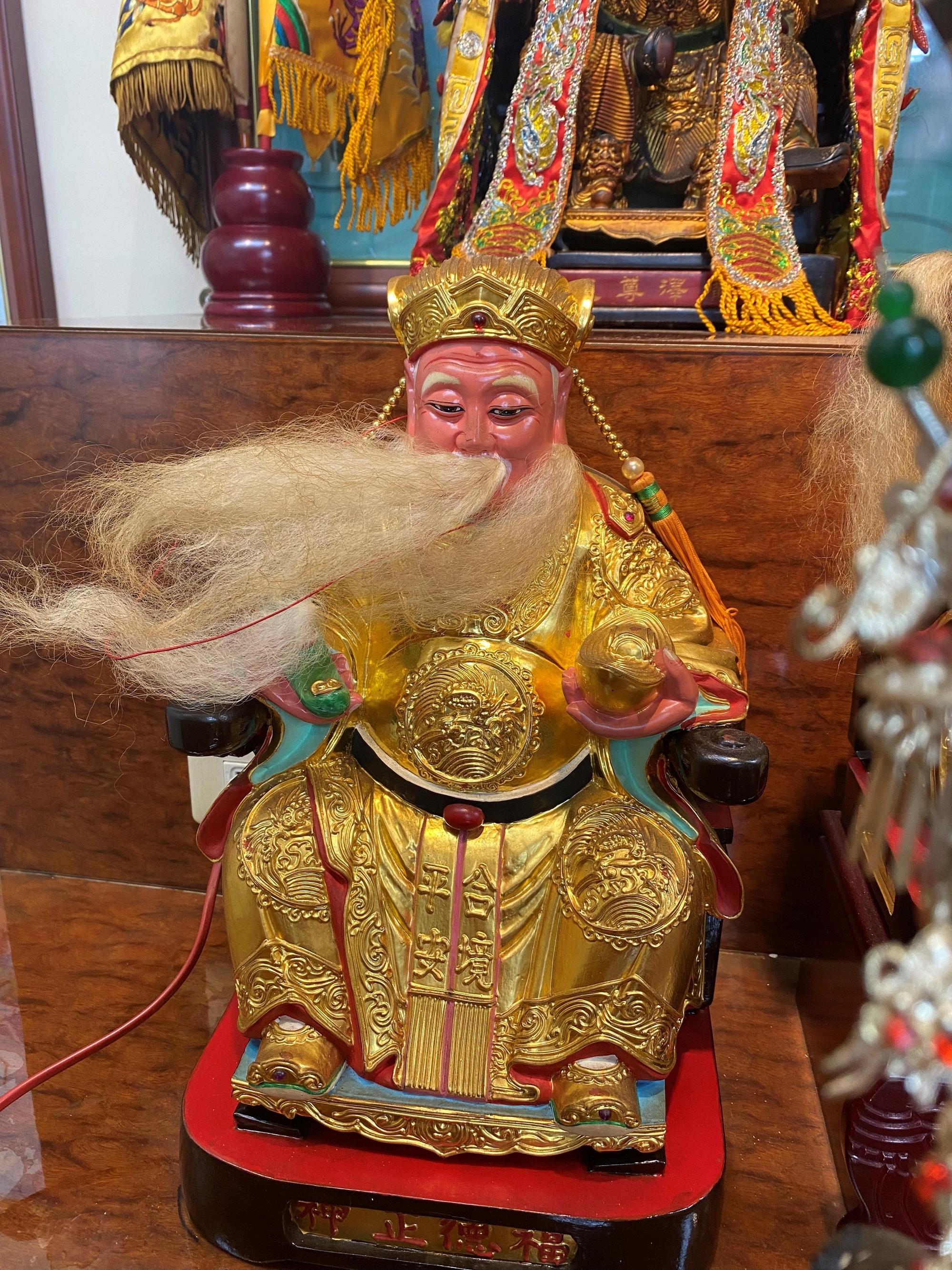 陳男扯下土地公神像上的金牌，連土地公鬍子都被扯掉。（警方提供）