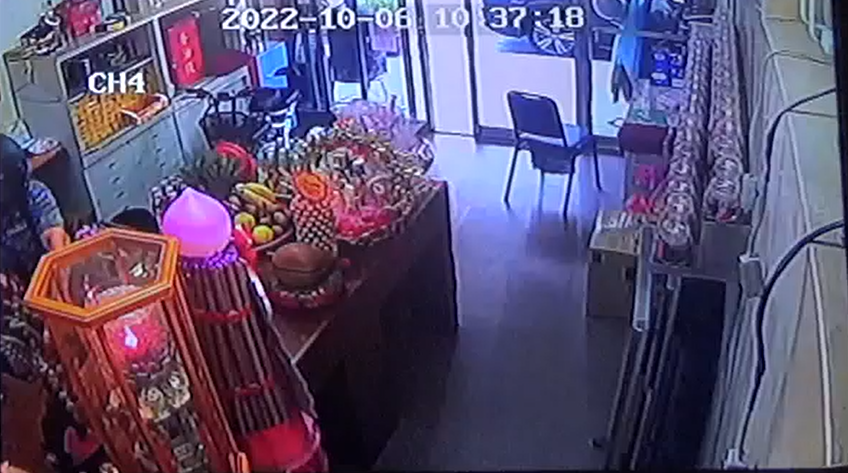 陳男進入廟內大肆搜刮財物。（翻攝畫面）