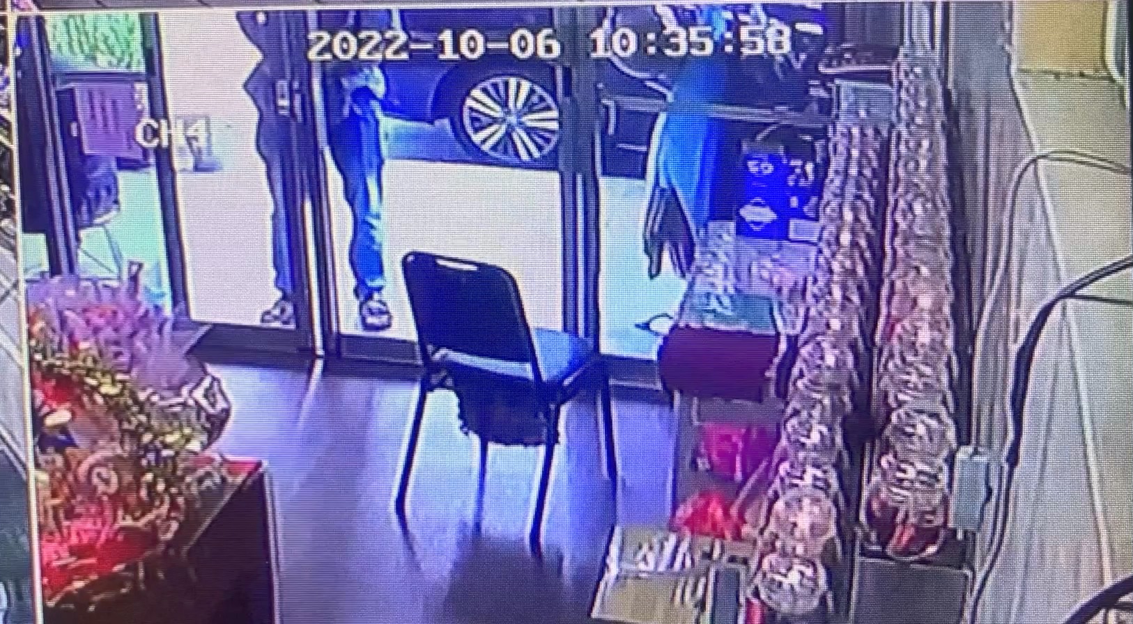 陳男持一字起子撬開廟門行竊。（翻攝畫面）