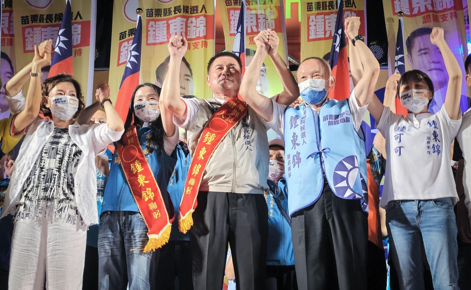針對綠營猛攻身價破億是「假庶民」，鍾東錦表示自己要力抗三黨夾擊。（翻攝鍾東錦臉書）