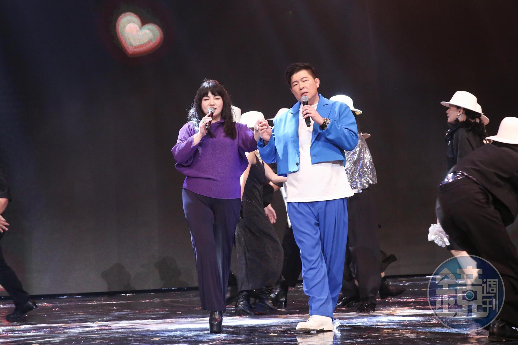 唐綺陽（左）、曾國城在金鐘頒獎典禮開場合體唱Rap。