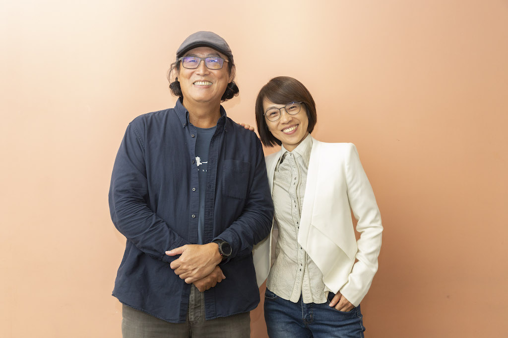 退出政壇的姚文智（左）投身影視界，邀請導演周美玲（右）拍攝新公司創業作。