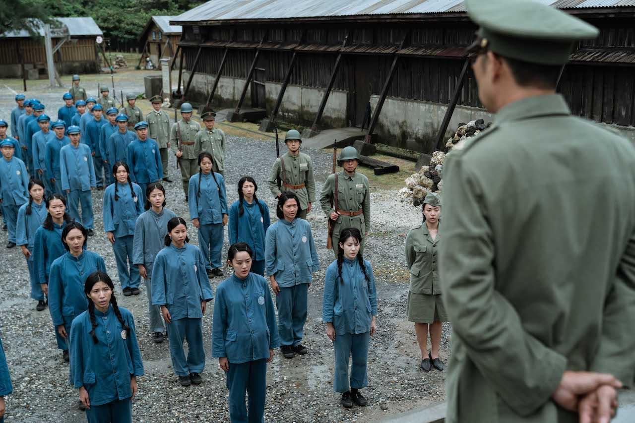 電影以1953年綠島監管人犯的新生訓導處發起「一人一事良心救國運動」為貫穿全片的主要事件。(牽猴子提供)
