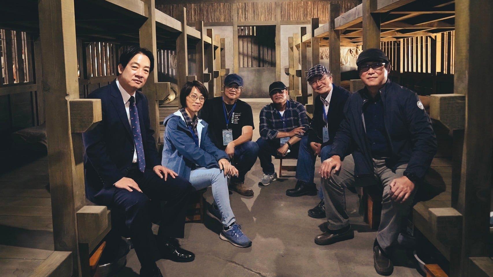 副總統賴清德(左起)到宿舍場景探班,聽取導演周美玲、製片人張永昌、攝影家謝三泰、顧問曹欽榮與出品人姚文智說明。(翻攝自姚文智臉書)