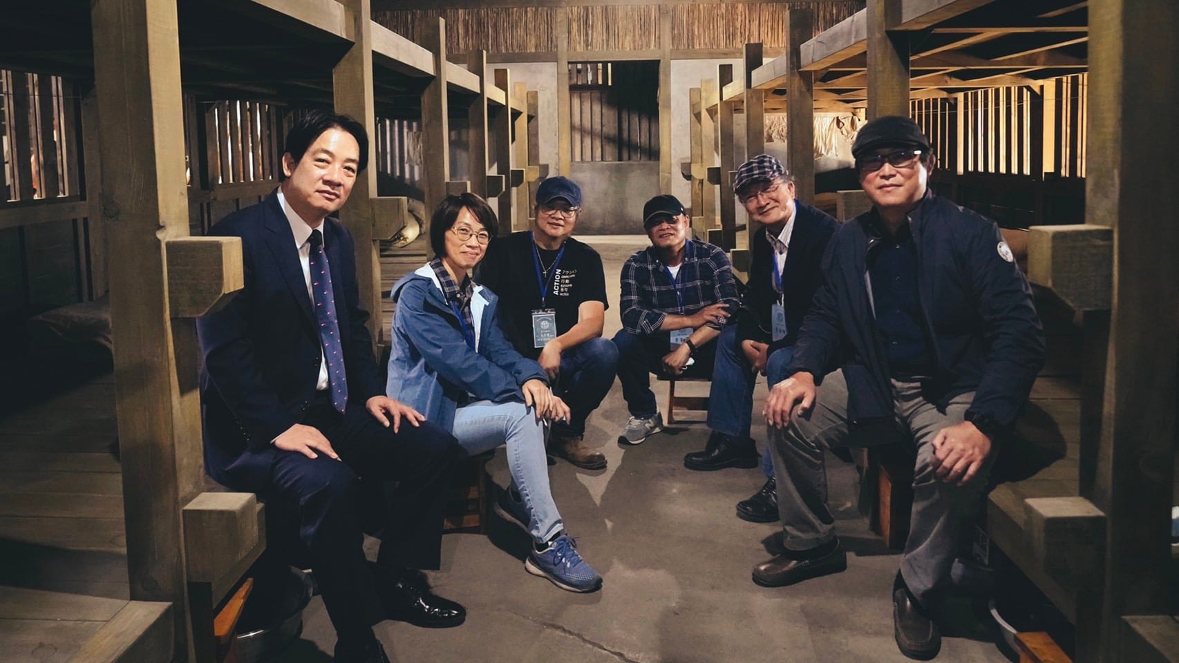 副總統賴清德（左起）到宿舍場景探班，聽取導演周美玲、製片人張永昌、攝影家謝三泰、顧問曹欽榮與出品人姚文智說明。（翻攝自姚文智臉書）
