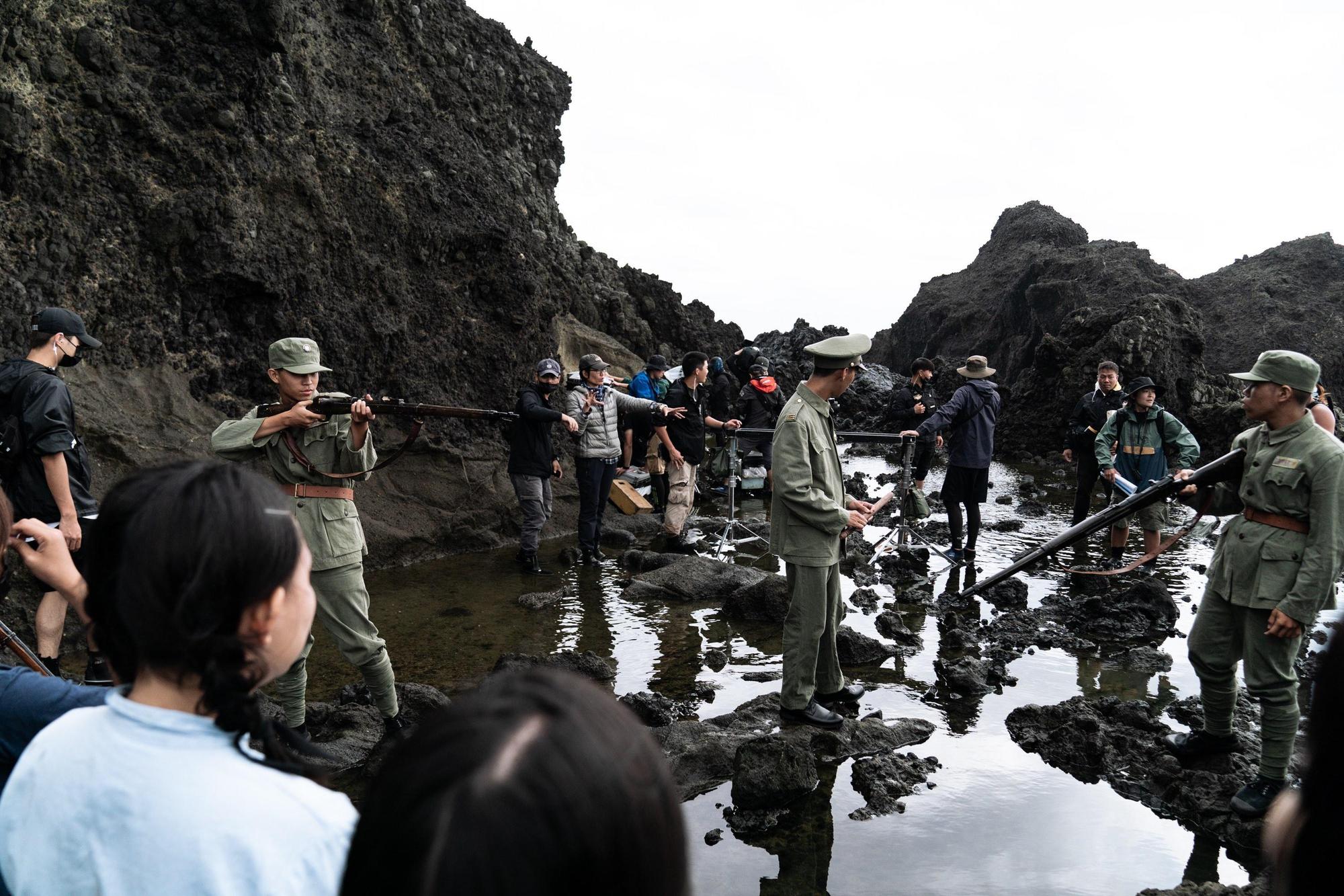 除了搭景，影片也重回「國家人權博物館綠島園區」拍攝思想犯監禁於島上的遭遇。（牽猴子提供）