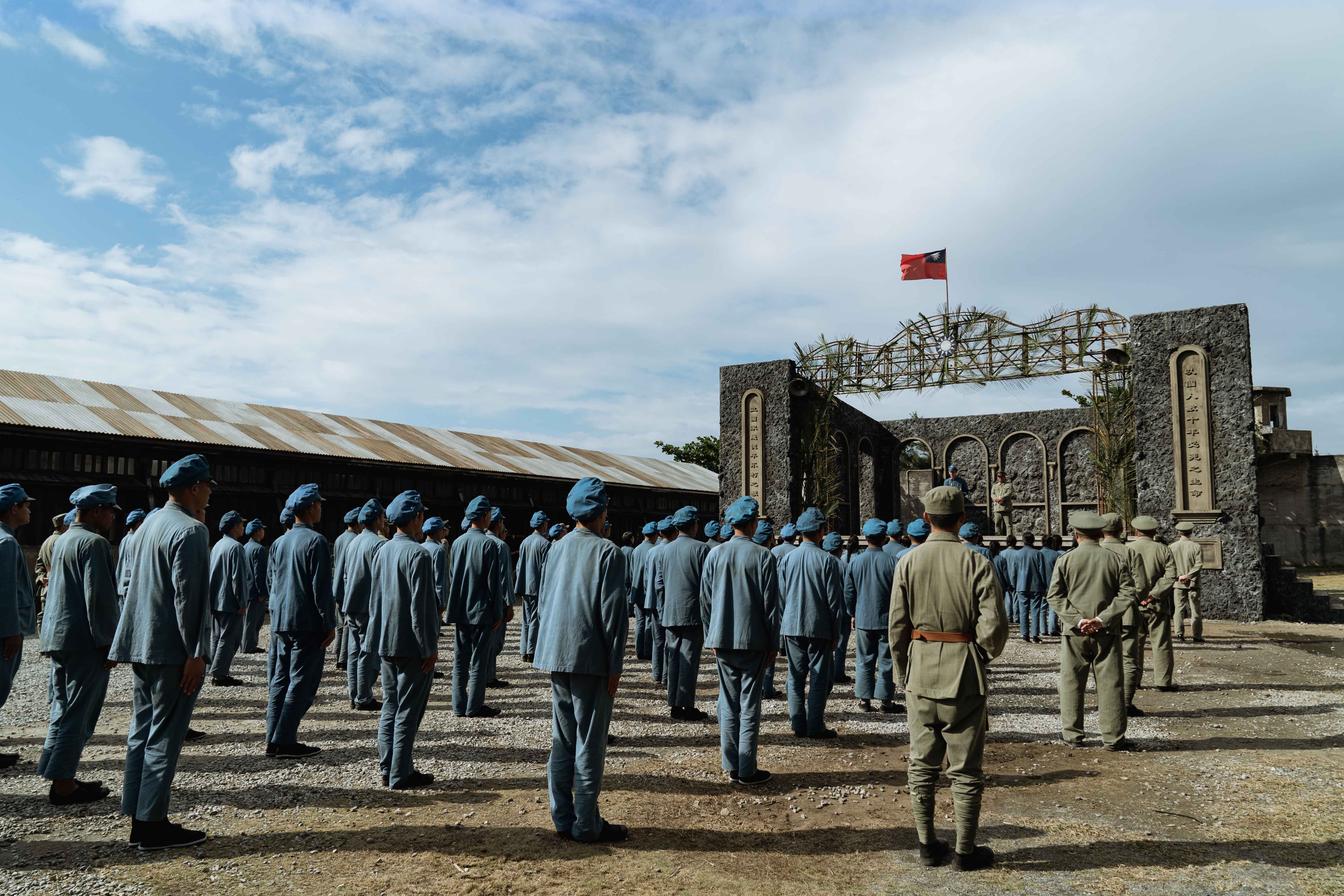 片中根據檔案照片搭設1950年代綠島監管人犯的新生訓導處場景。(牽猴子提供)