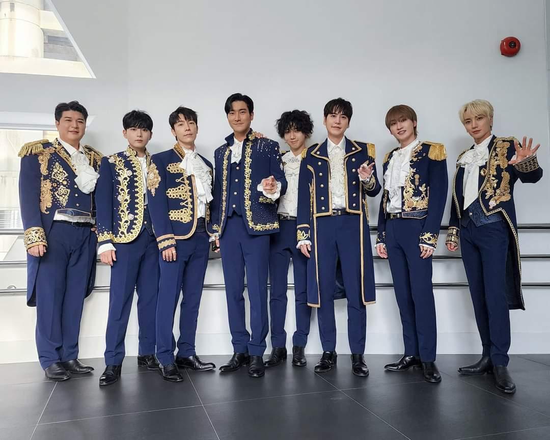 Super Junior明起3天將在台北小巨蛋開唱，始源（左4）今抵台後，先直奔鼎王嗑麻辣鍋。（翻攝自Super Junior Facebook）