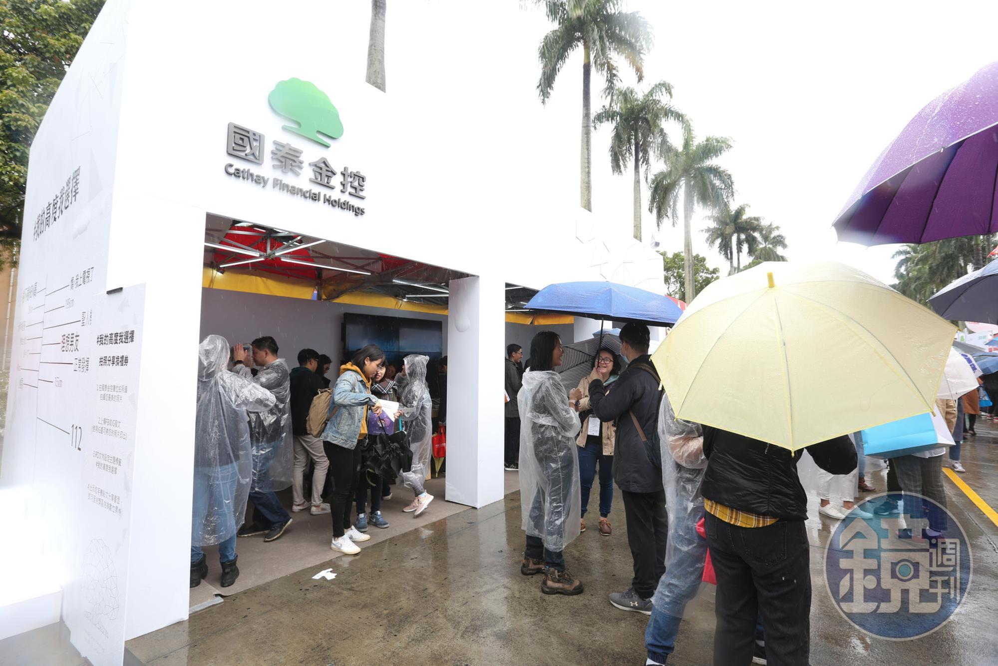 股海老牛認為金控雙雄股價跌至10年線已是相對便宜，是股災撿寶好時機。