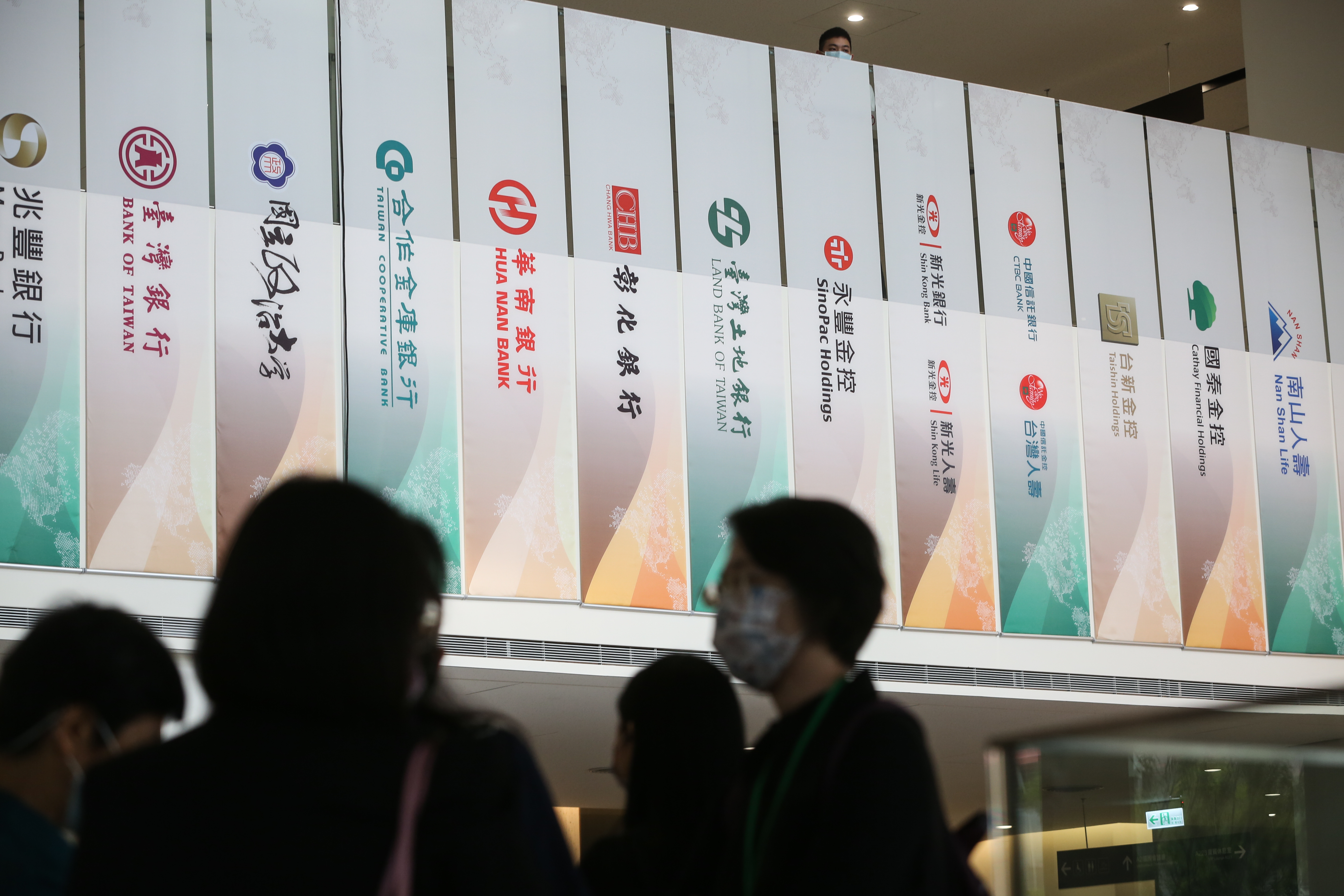 投資達人股添樂認為，若要存股，以獲利穩定的銀行類金融股較佳。