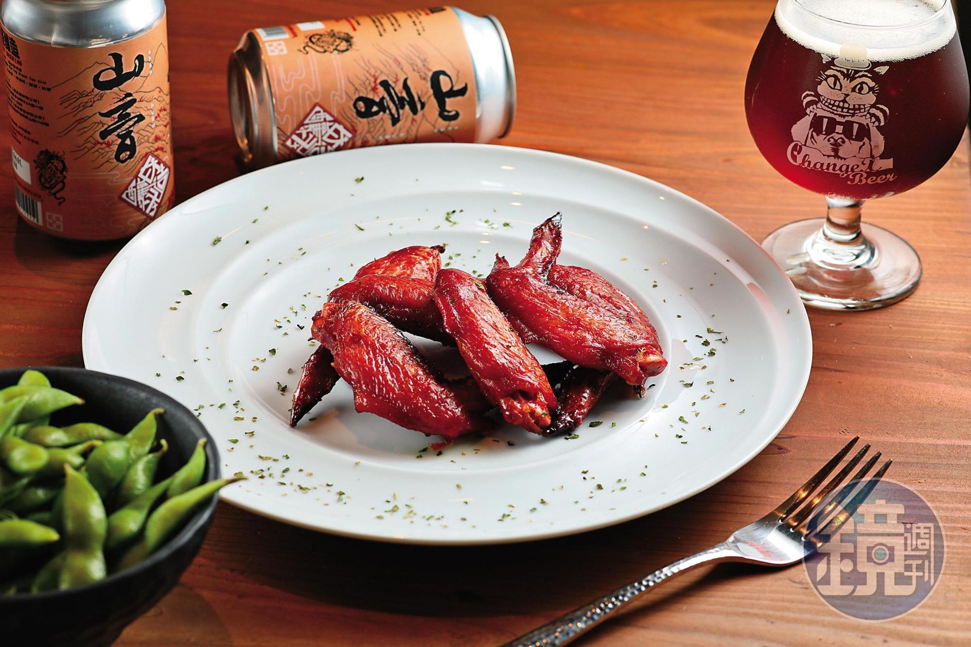 「煙燻二節翅」很適合純粹想要來杯啤酒,配點小食解嘴饞的人。(220元/份)