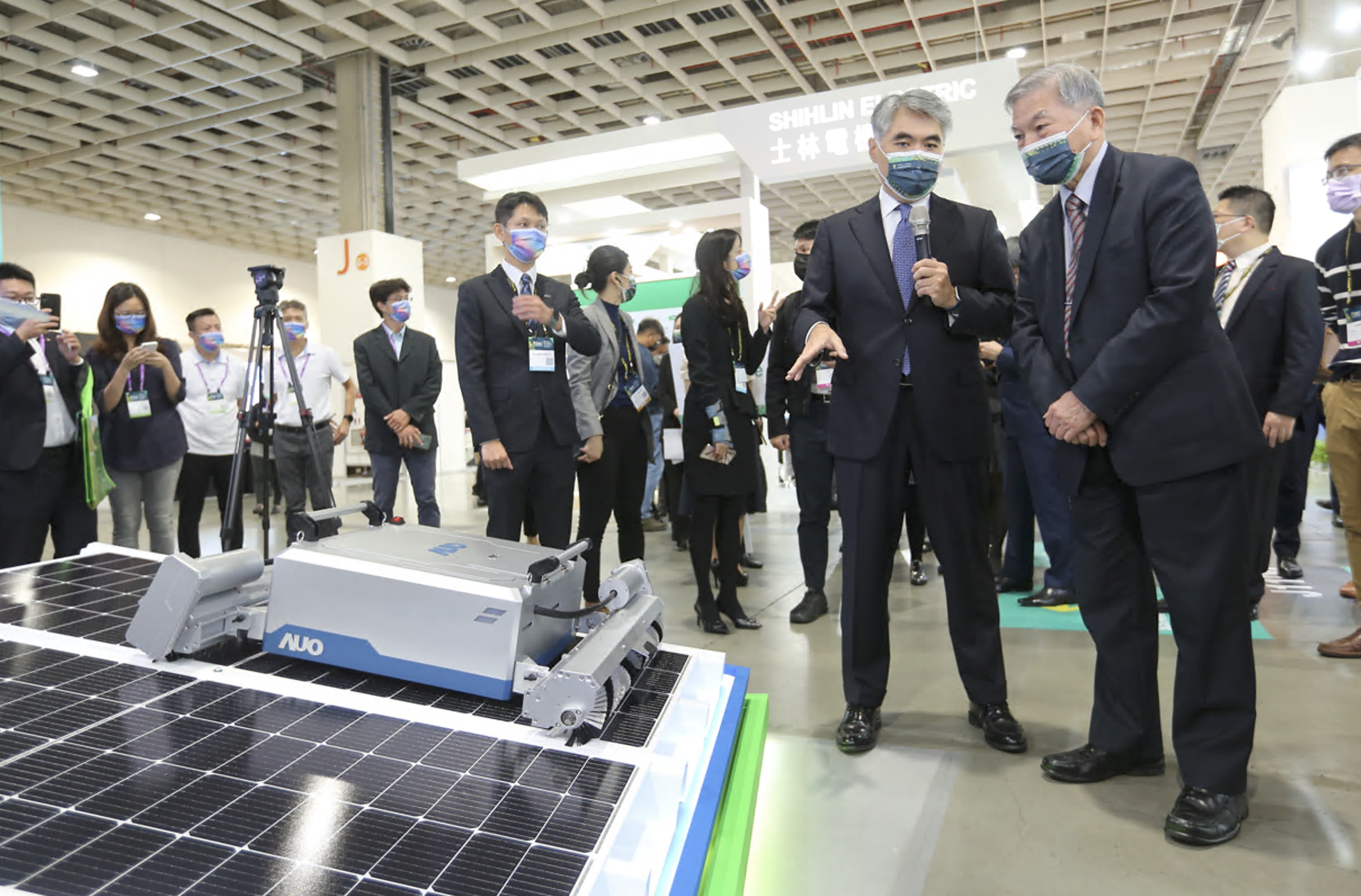 友達能源事業總經理林恬宇今（19日）親自坐鎮「台灣國際智慧能源週」友達攤位，向外界展示友達在創能、儲能、能源管理等能源相關領域的努力。