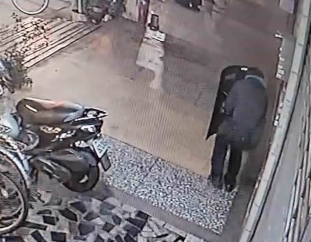 一名槍手挾持人質與警方對峙。（翻攝畫面）