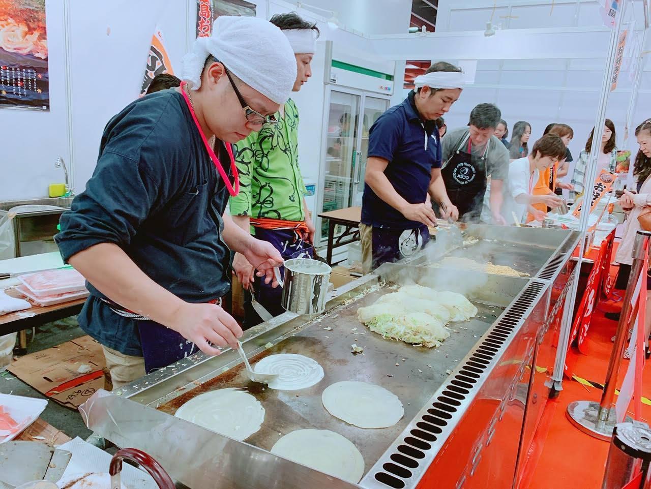 現場也會擺出屋台祭，有吃不完的日本小吃美食。（ITCO提供）