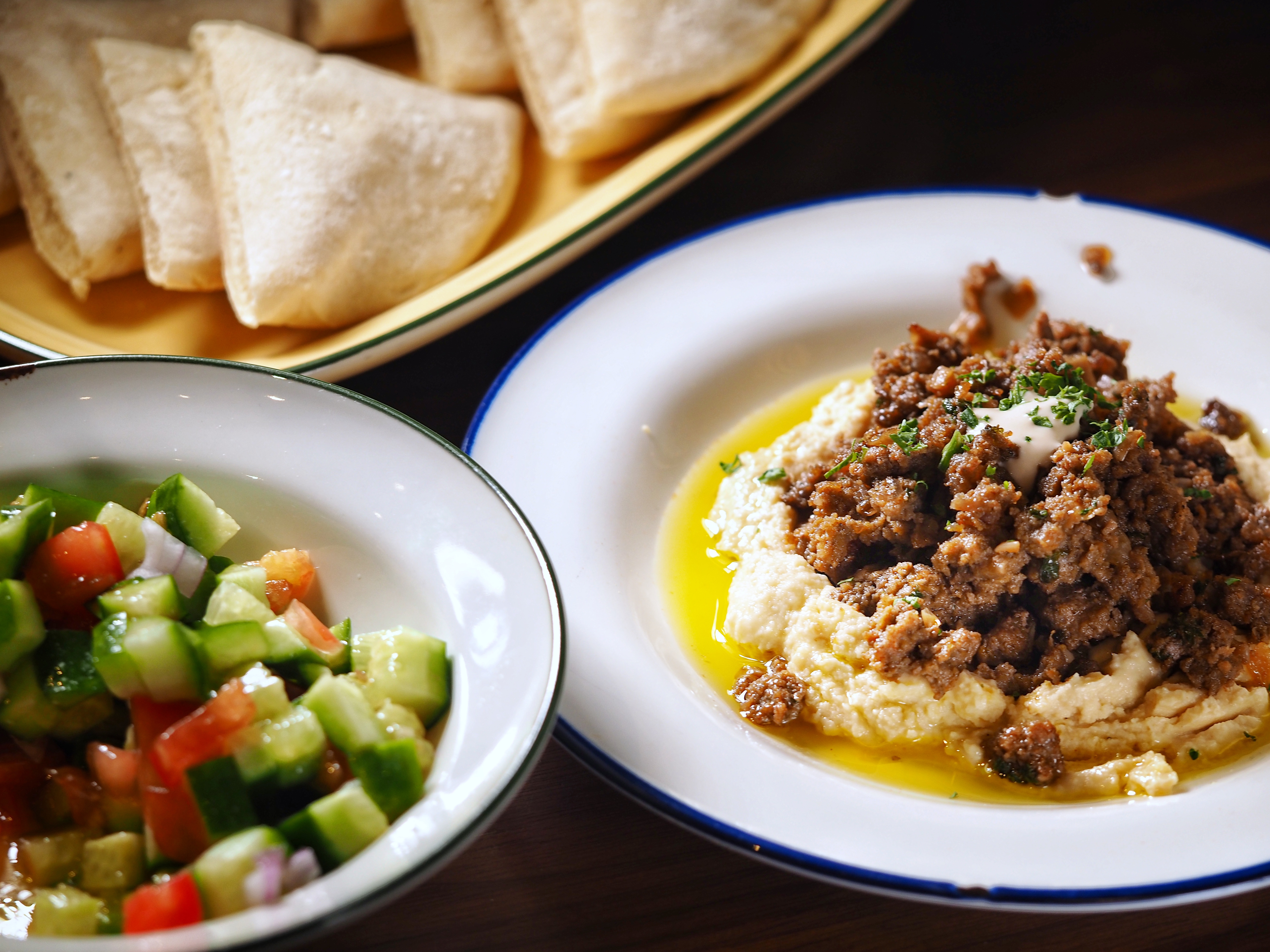 「加利利鷹嘴豆泥套餐」牛羊肉醃料帶有濃濃中東風情，搭配柔和的鷹嘴豆泥，相當平衡。（480元／份）