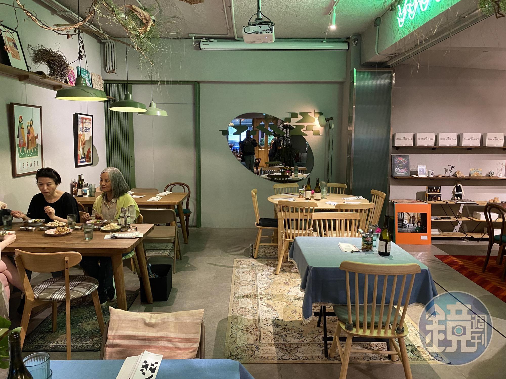 溫馨可愛的店內,擺滿了波阿斯從以色列帶回來的藝術收藏,以及個人攝影作品。