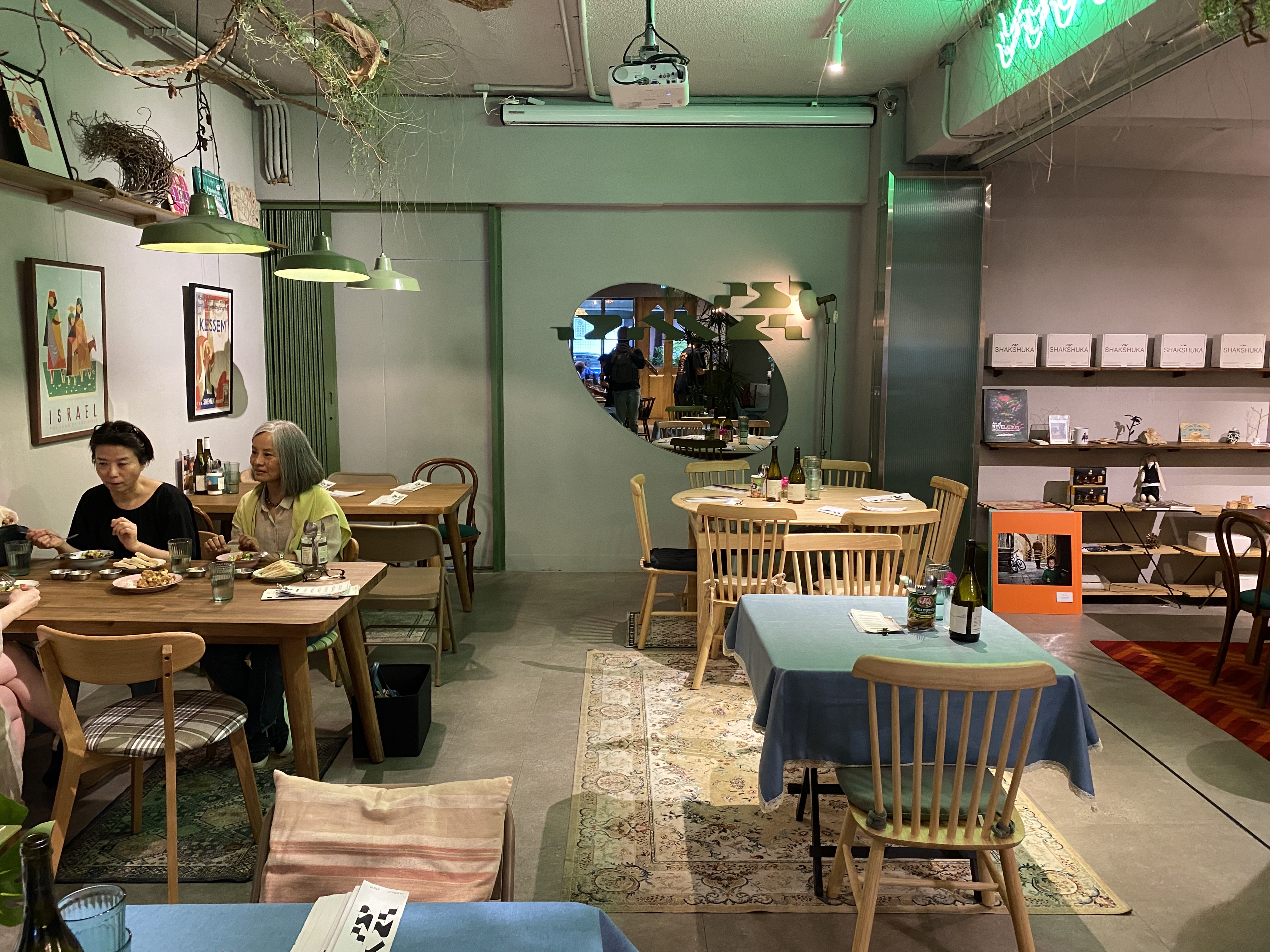 溫馨可愛的店內,擺滿了波阿斯從以色列帶回來的藝術收藏,以及個人攝影作品。