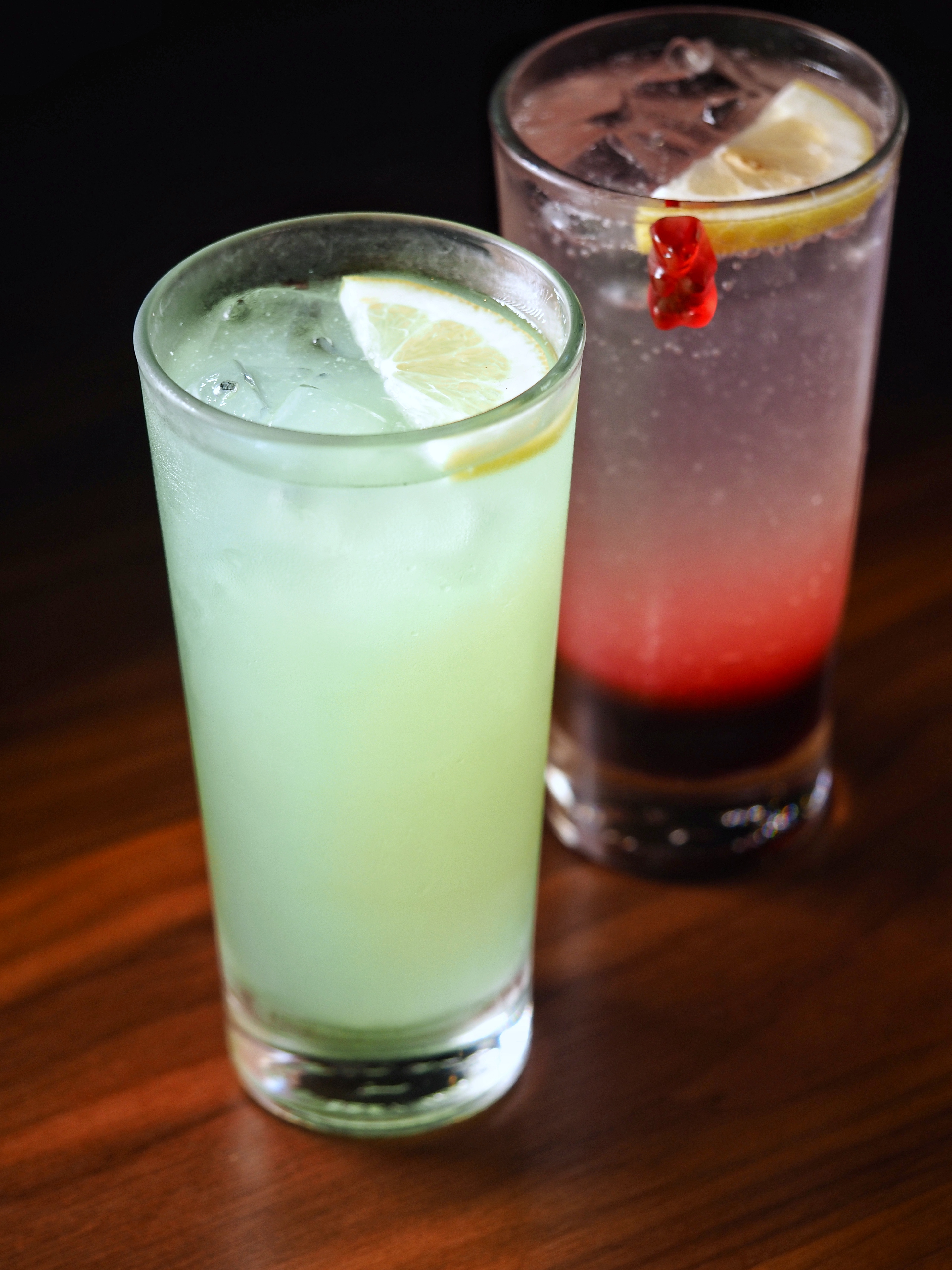 店內的飲料也很有意思,「檸檬娜娜」(左,120元/杯)是薄荷飲料,地位有如以色列冬瓜茶;「小熊軟糖氣泡飲」(右,180元/杯)則是紅石榴汁口味。