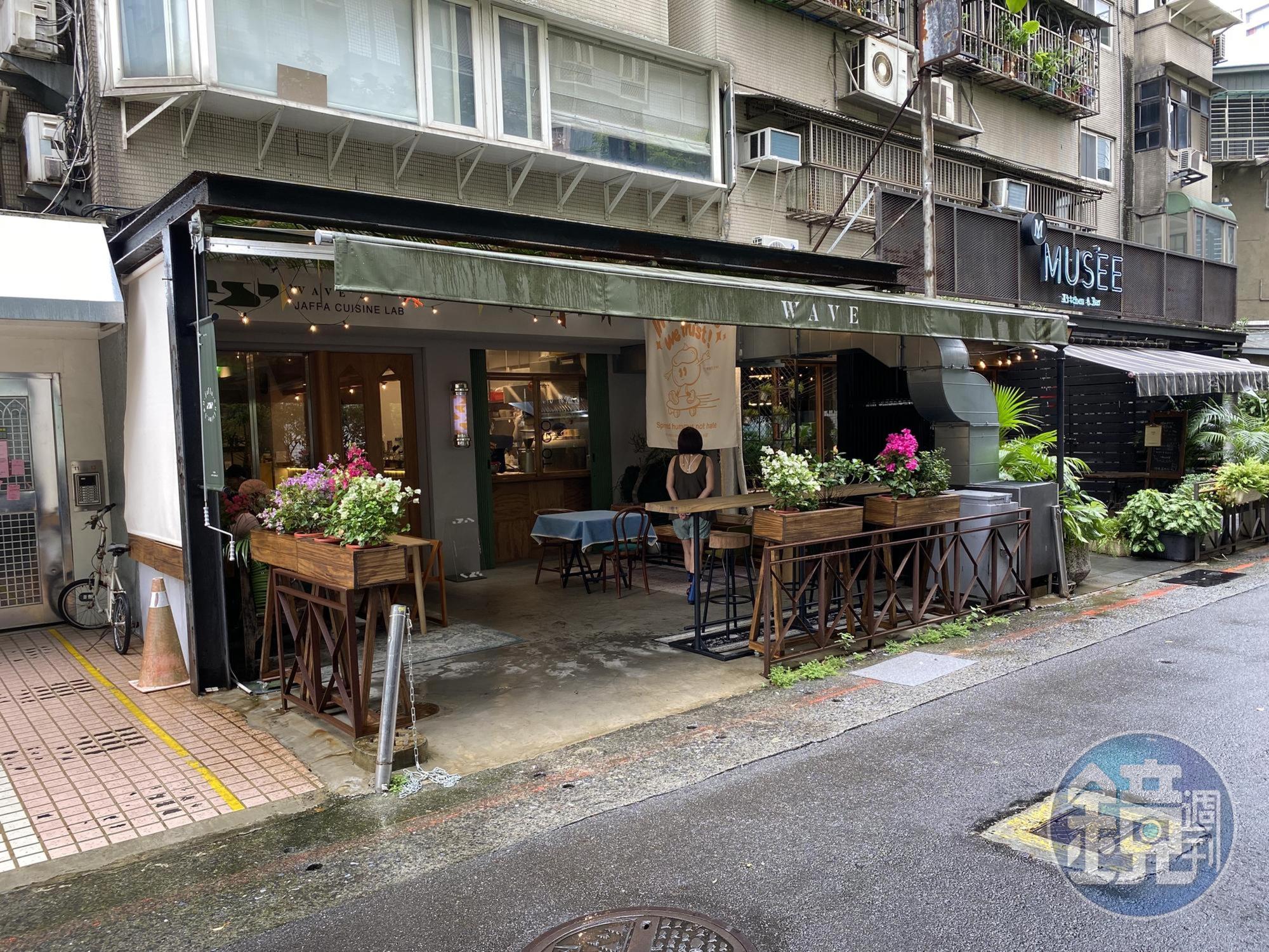 店外有大面遮雨棚,雨天坐在外頭聽雨用餐也別有情調。