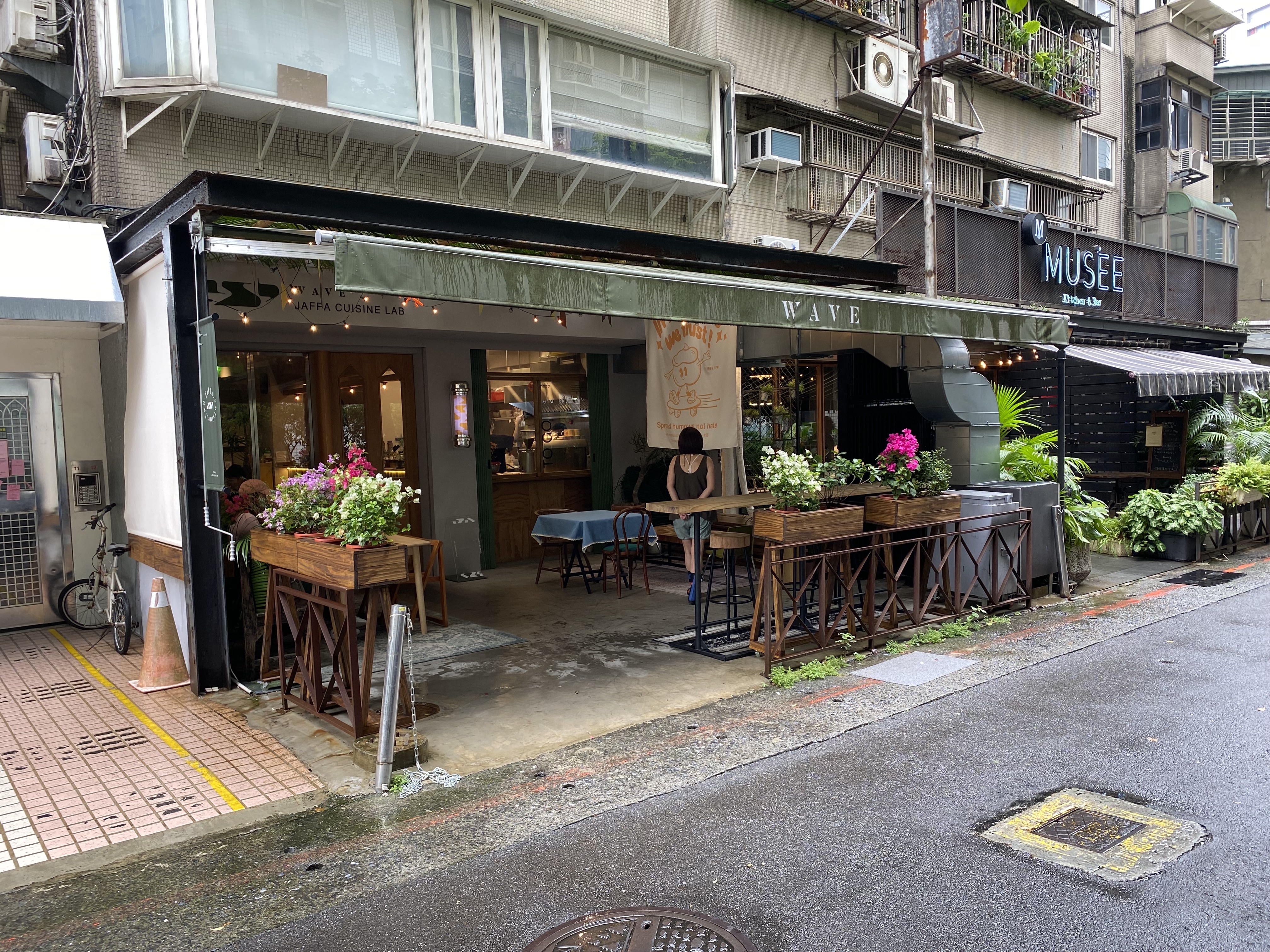 店外有大面遮雨棚,雨天坐在外頭聽雨用餐也別有情調。