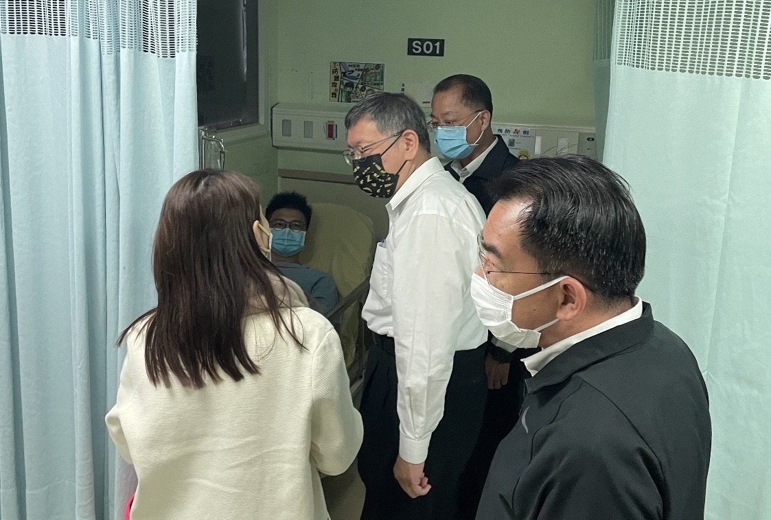 市長、署長、局長醫院探視受傷警員。（翻攝畫面）