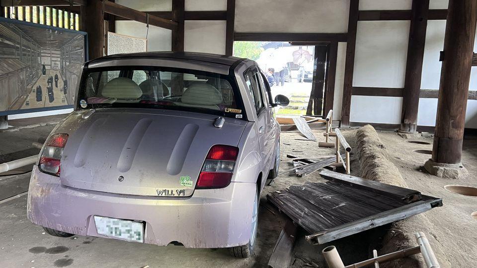 日本現存最古老的廁所。但近日一名粗心駕駛停車時不小心直接撞破廁所門,內部多處遭到破壞。(京都府教育委員會)