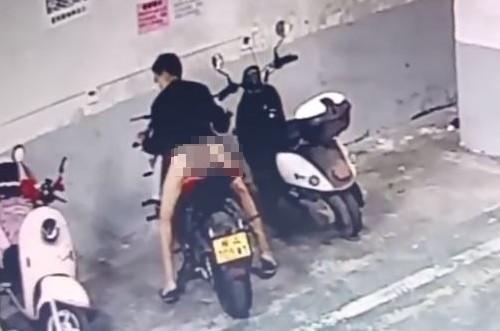 黑衣男子推下褲子後,一屁股坐上機車坐墊,開始前後摩擦。(翻攝自推特)
