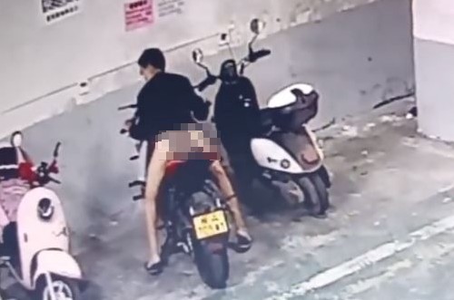 黑衣男子推下褲子後，一屁股坐上機車坐墊，開始前後摩擦。（翻攝自推特）