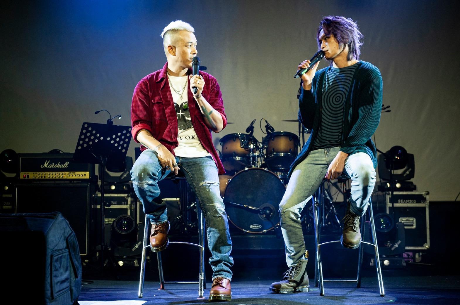黃鐙輝(右)、Ben(左)日前舉辦線上演唱會。(板凳樂團提供)