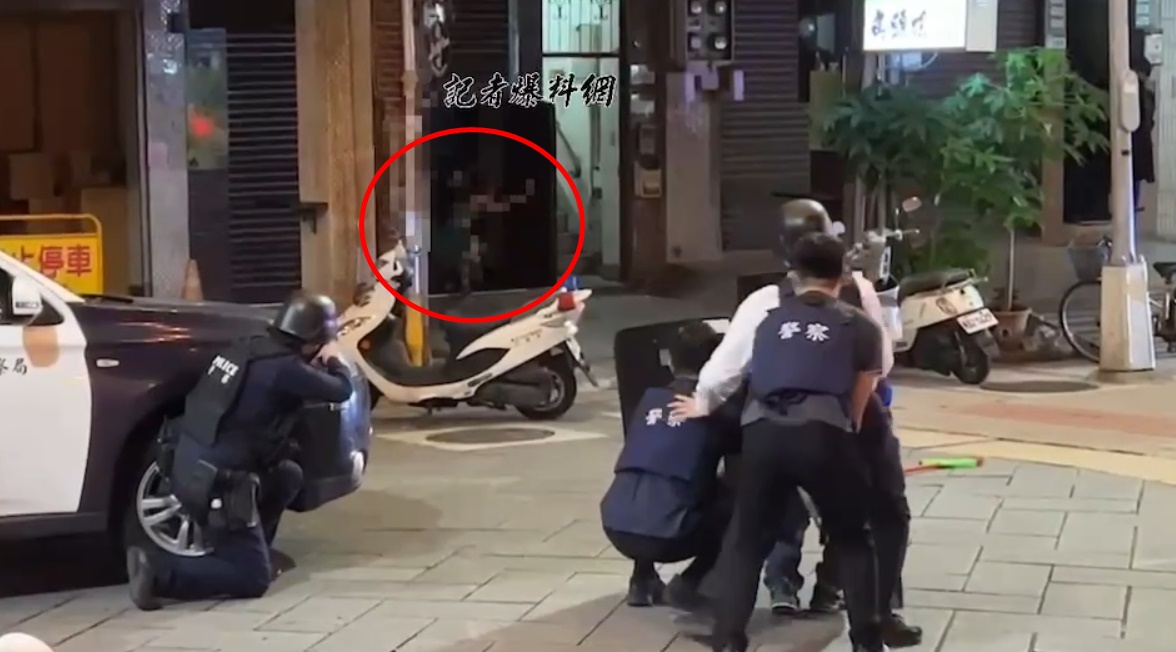 邱男舉槍自戕前，與警方對峙的畫面流出。（翻攝自記者爆料網）