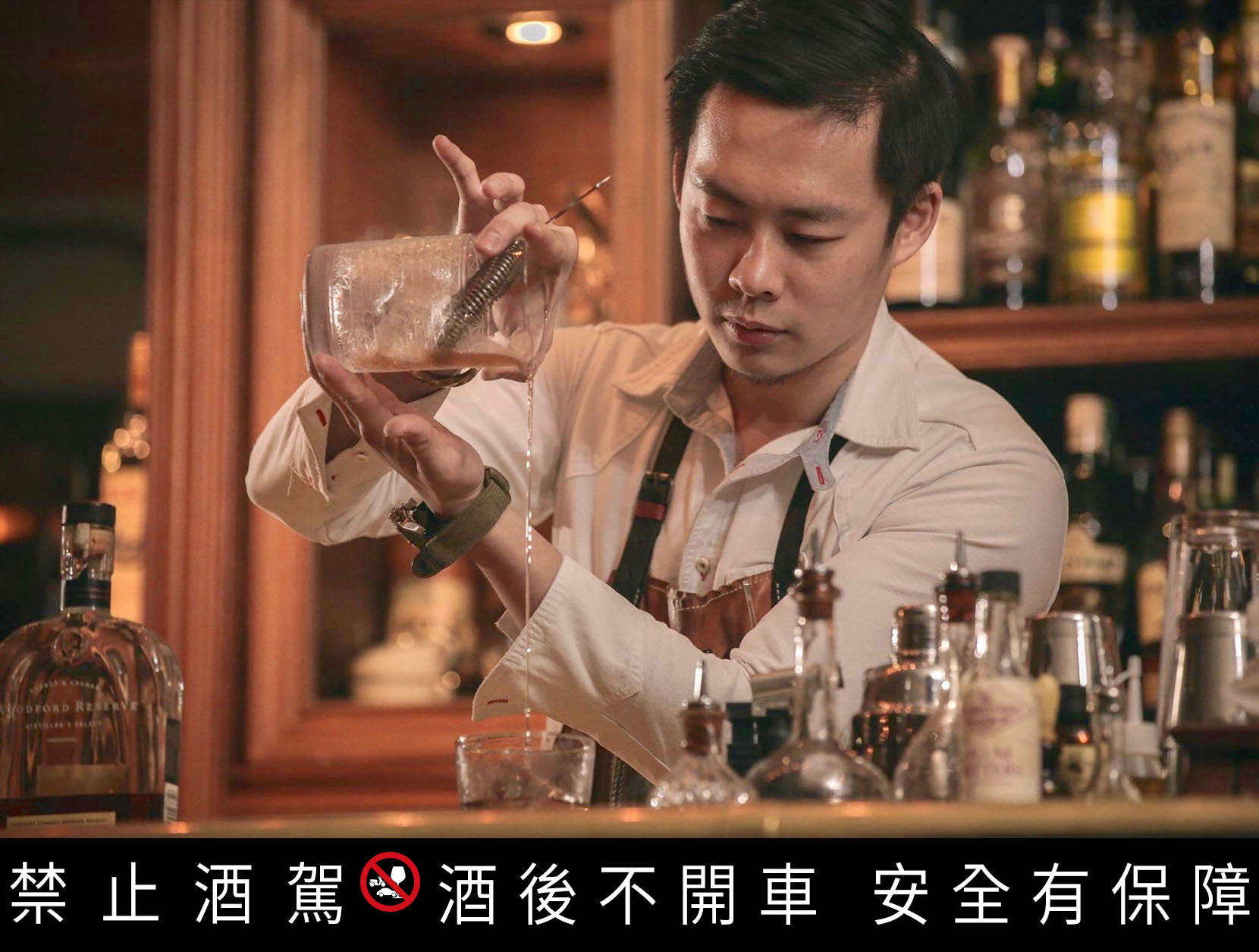 調酒魔術師小白，在高雄開立酒吧「無聲的所在」，以獨特的老宅低調設計風格與高水準深度調酒著稱，也參與《君度橙市印象》客座之夜！