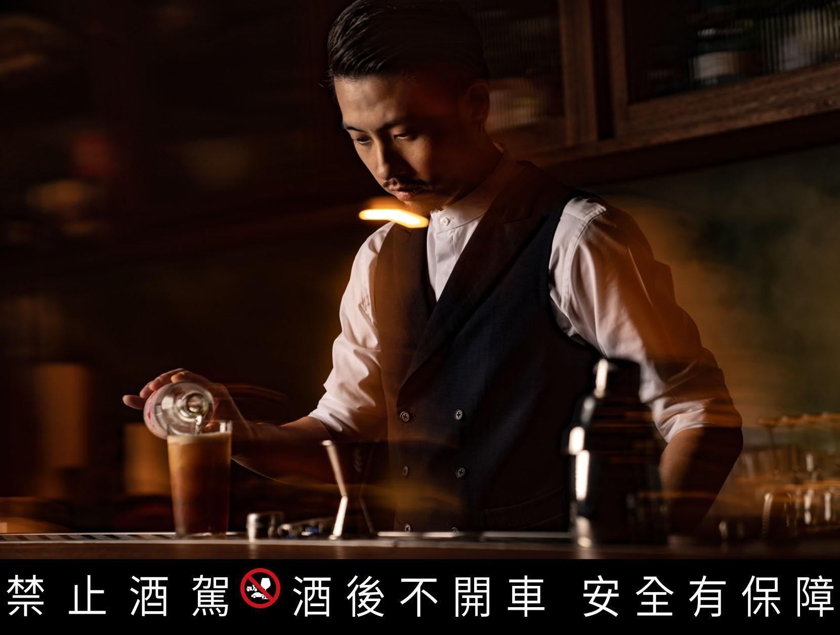 此次在「Side bar」擔任客座調酒的是曾獲Bar Show十大高手調酒師殊榮的阿寶。