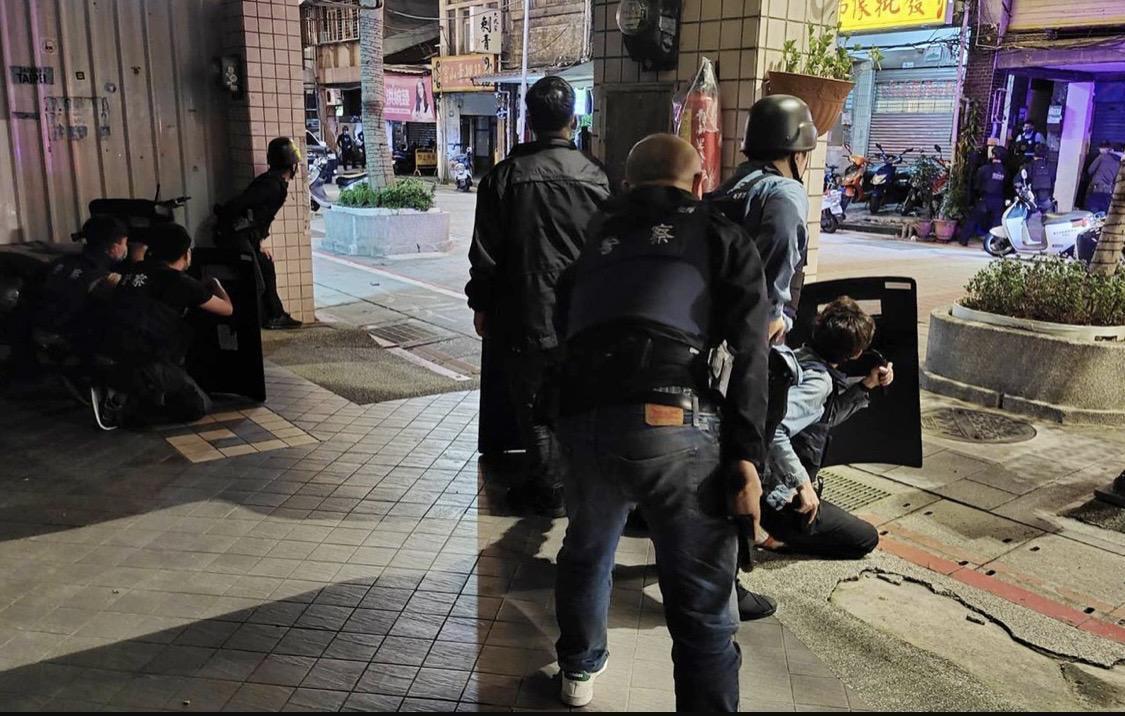 萬華黑幫槍擊案,造成3民1警受傷。(翻攝畫面)