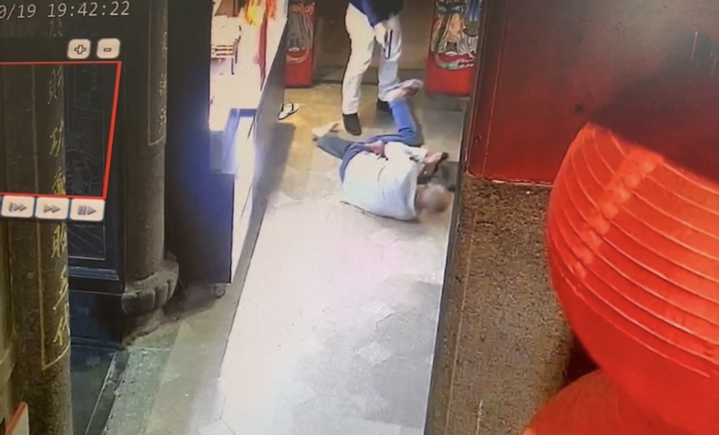 槍手邱國隆開槍打前老大許文旭。（翻攝畫面）