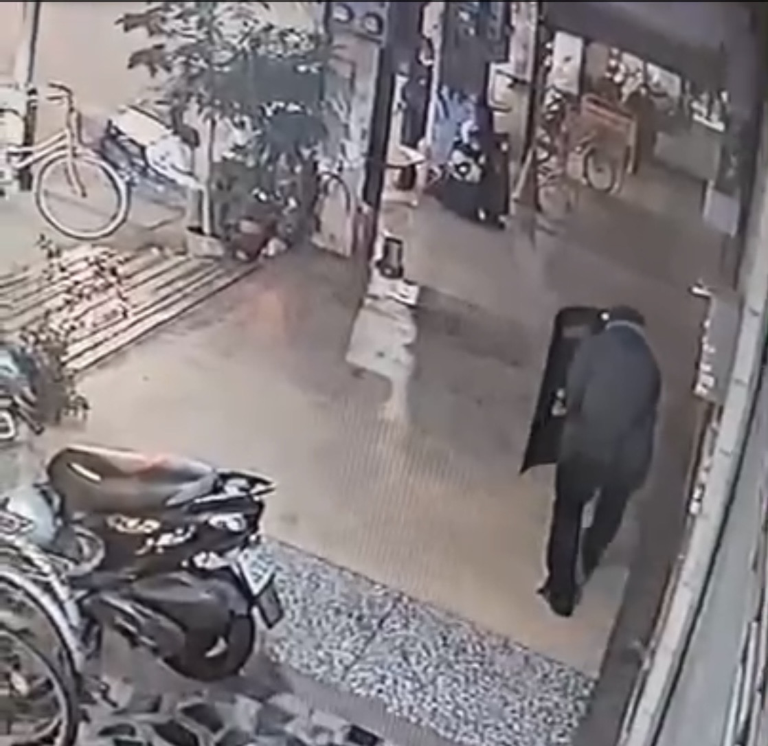 警方包圍槍手邱國隆。（翻攝畫面）
