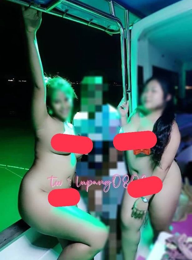 裸女比魚還多。(翻自《每日星報》)