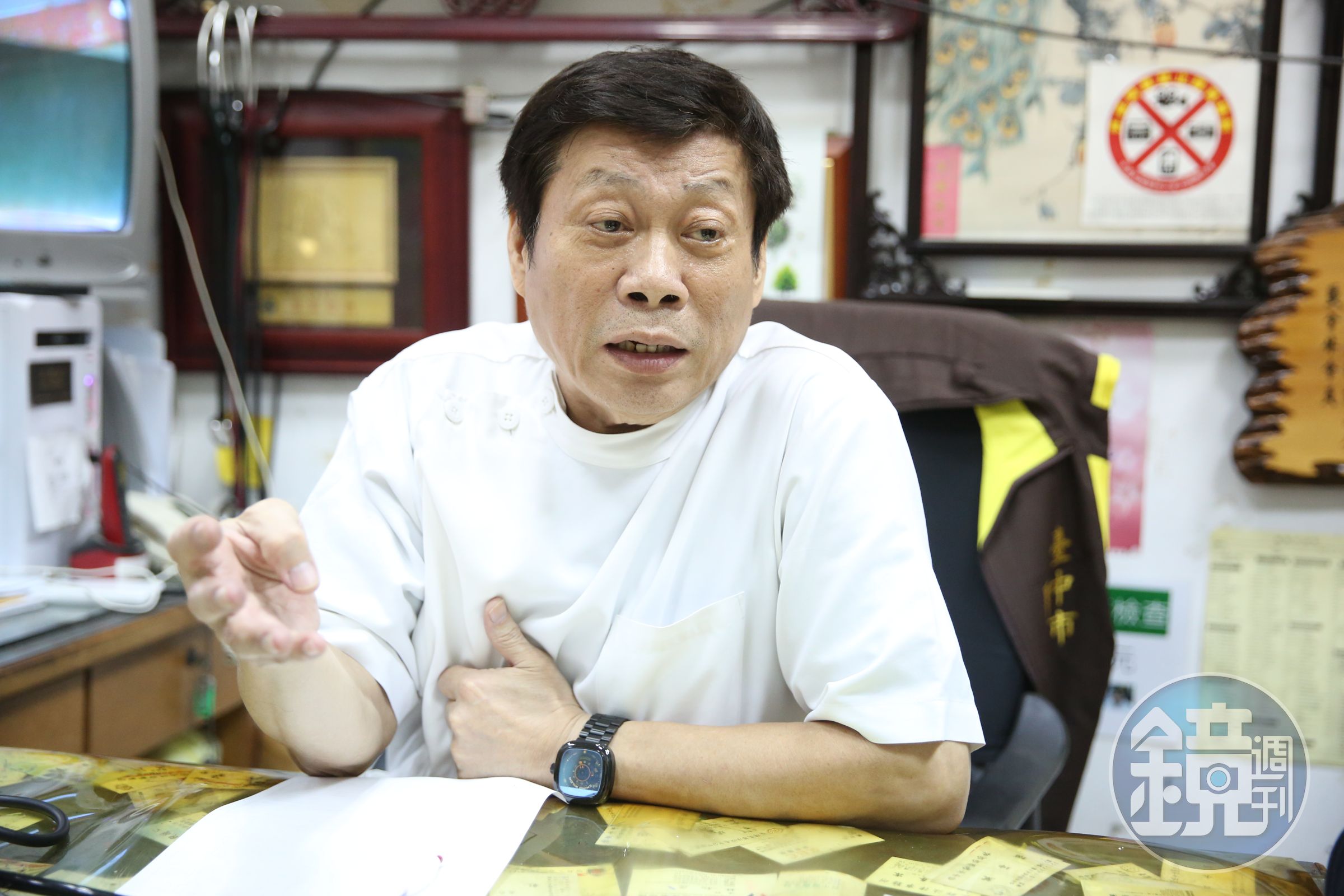 法醫高大成分析，槍手邱國隆為何連開2槍自轟。