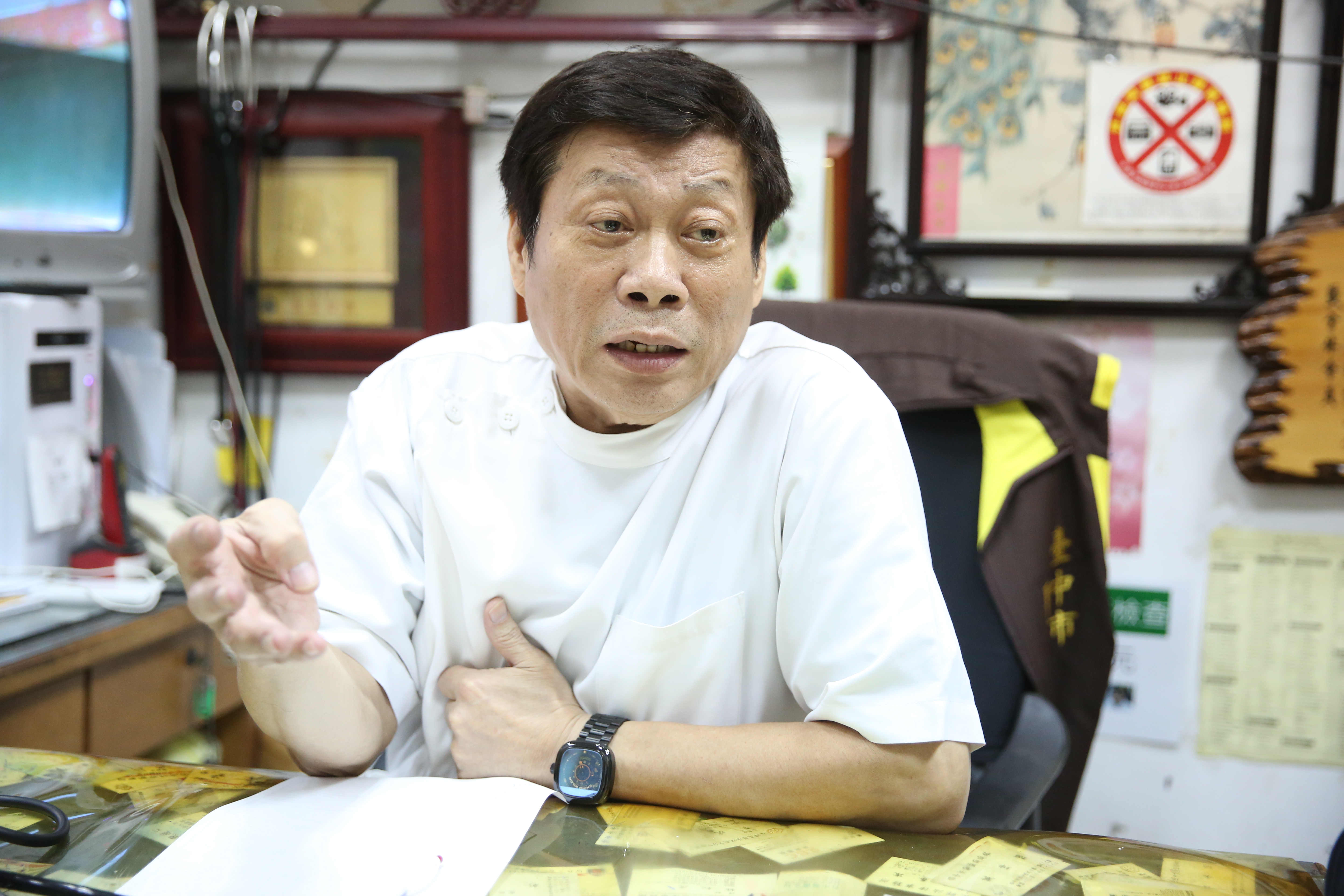 法醫高大成分析，槍手邱國隆為何連開2槍自轟。