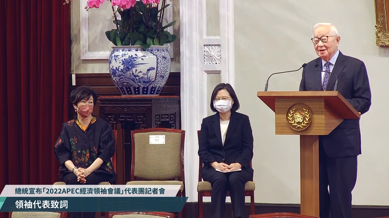 張忠謀（右）將代表總統蔡英文（中）出席今年11月在泰國曼谷的APEC領袖會議。（總統府提供）