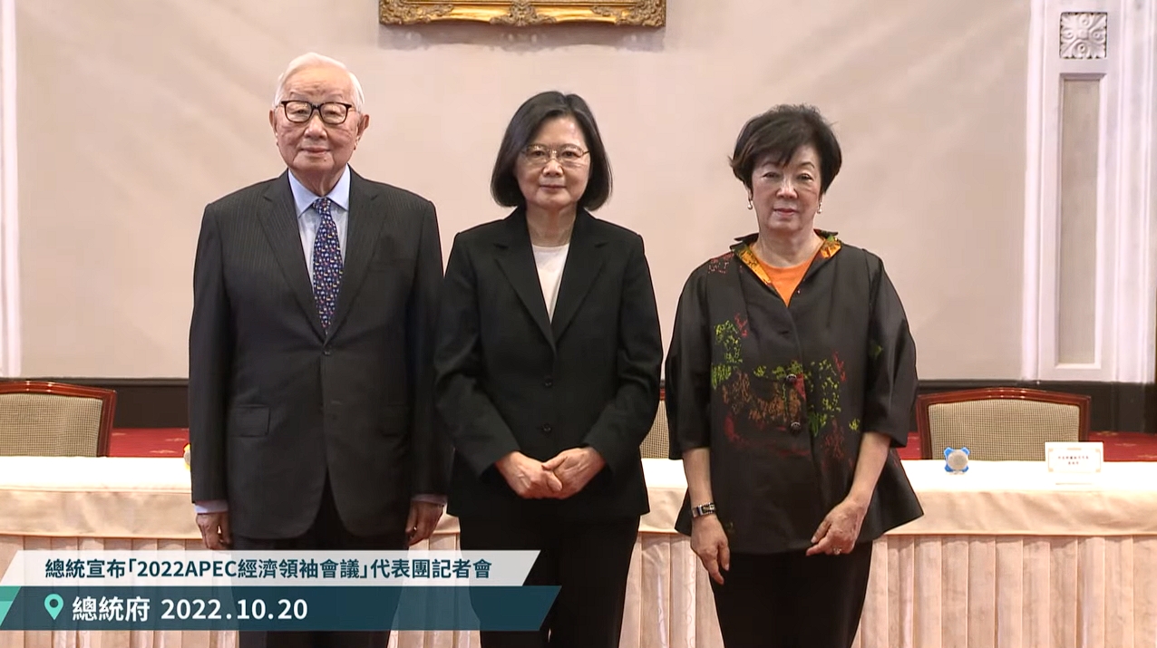 張忠謀（左）將代表總統蔡英文（中）出席今年11月在泰國曼谷的APEC領袖會議，右為張忠謀夫人張淑芬。（總統府提供）