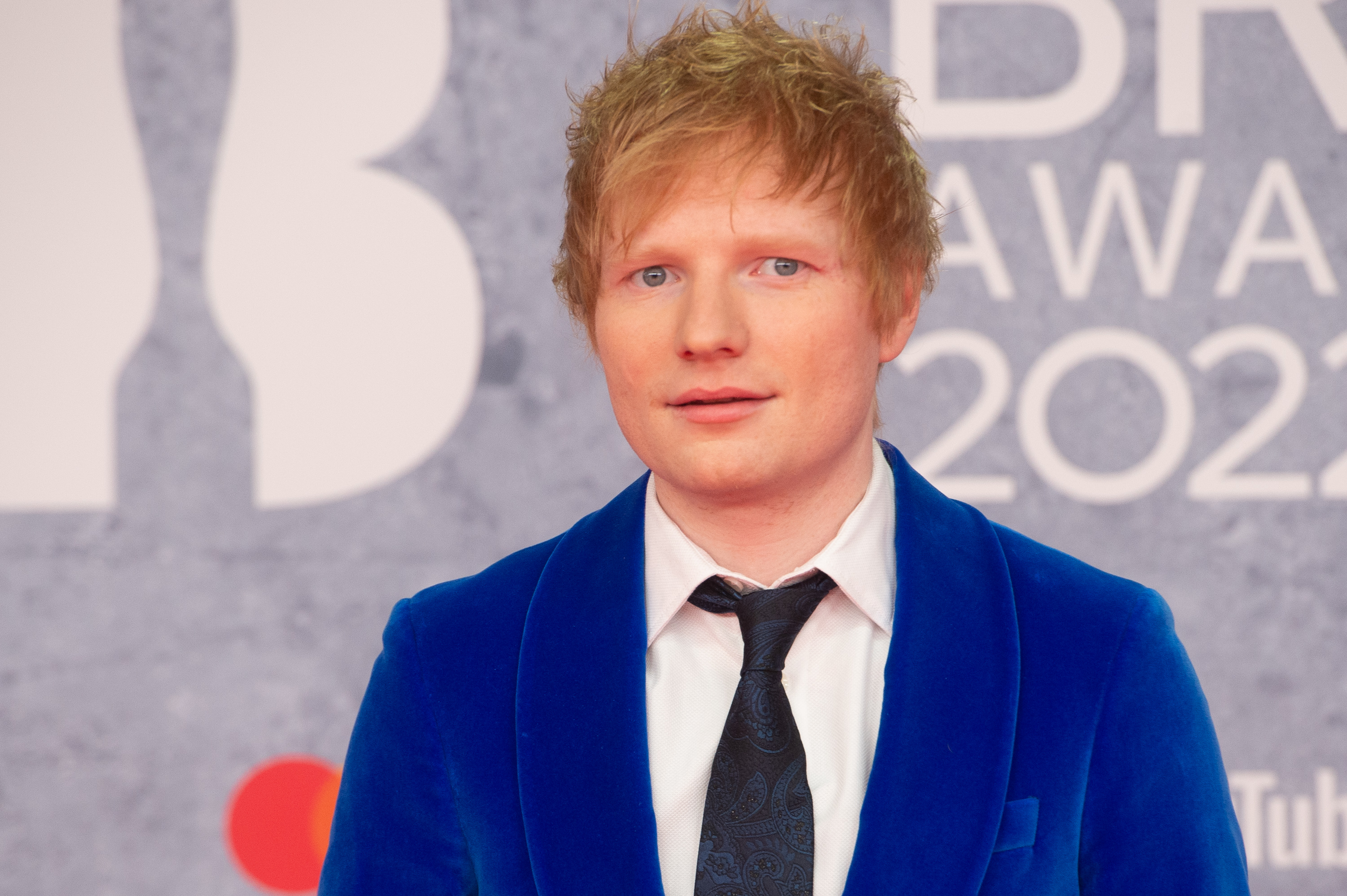 紅髮艾德突然因為專門送人「大理石陰莖雕像」而成為話題。（東方IC）