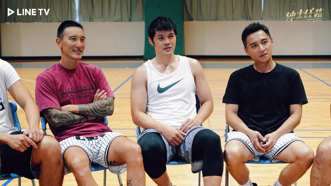 王陽明（左）和鄭人碩（右）在節目中幫劉宏柏進行大改造。（LINE TV提供）