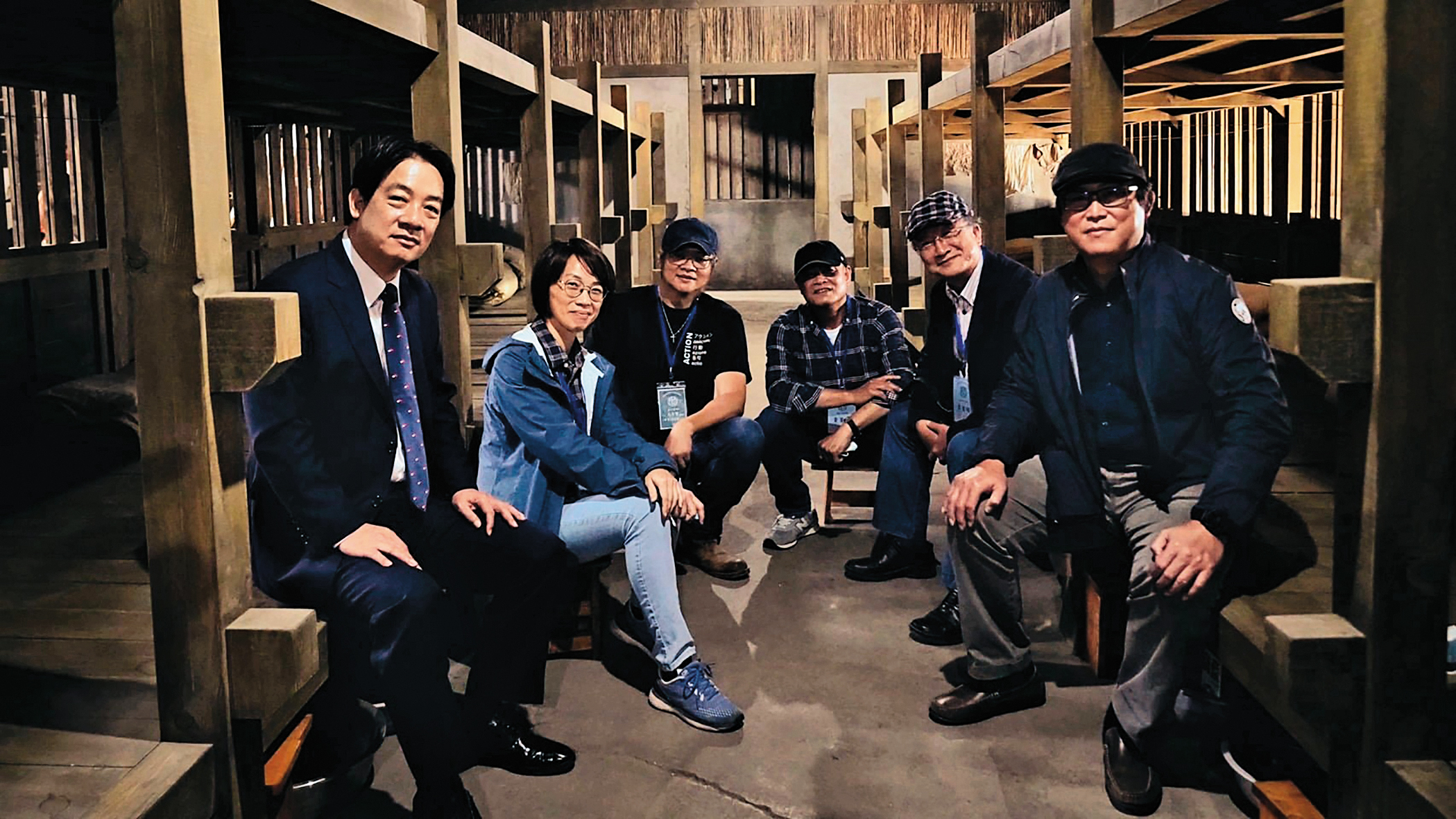 副總統賴清德（左起）到宿舍場景探班，聽取導演周美玲、製片人張永昌、攝影家謝三泰、顧問曹欽榮與出品人姚文智說明。（翻攝自姚文智臉書）
