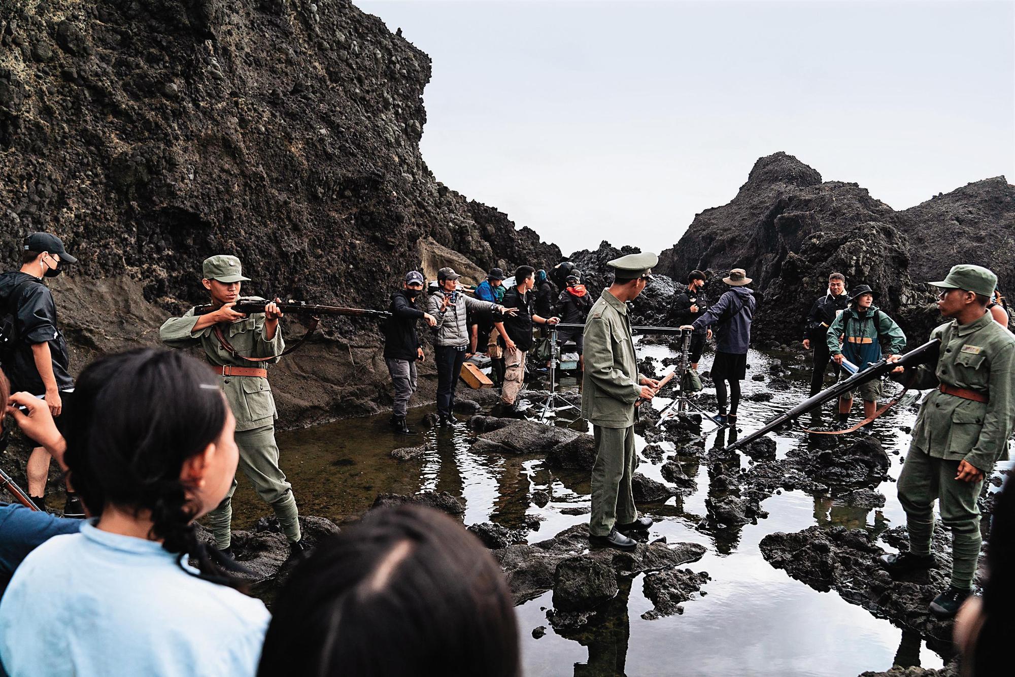 除了搭景,影片也重回「國家人權博物館綠島園區」拍攝思想犯監禁於島上的遭遇。(牽猴子提供)