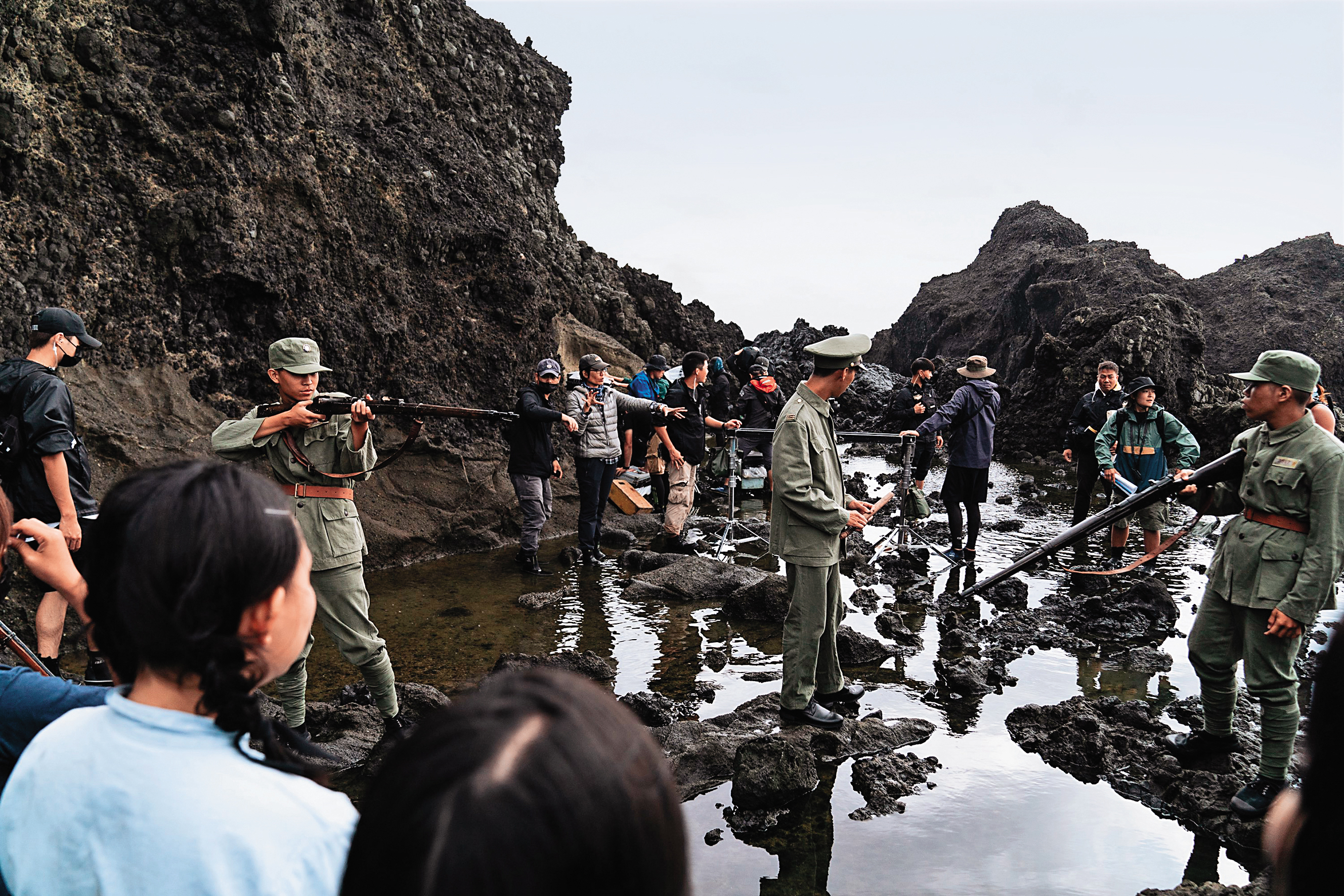 除了搭景，影片也重回「國家人權博物館綠島園區」拍攝思想犯監禁於島上的遭遇。（牽猴子提供）