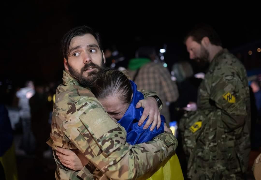 脫離俄軍控制的烏克蘭女性，奔向家人痛哭。（翻自 Anton Gerashchenko推特）