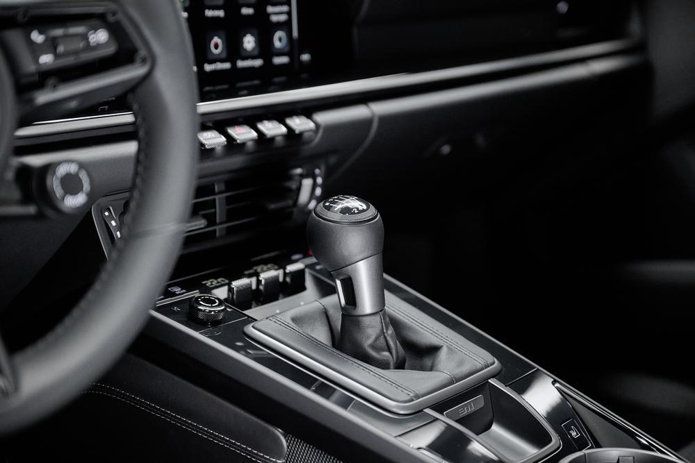 標配的手排變速箱來自911 Carrera S，具備有保時捷扭力分導系統 (PTV)，並配置機械式後軸差速器鎖定裝置。