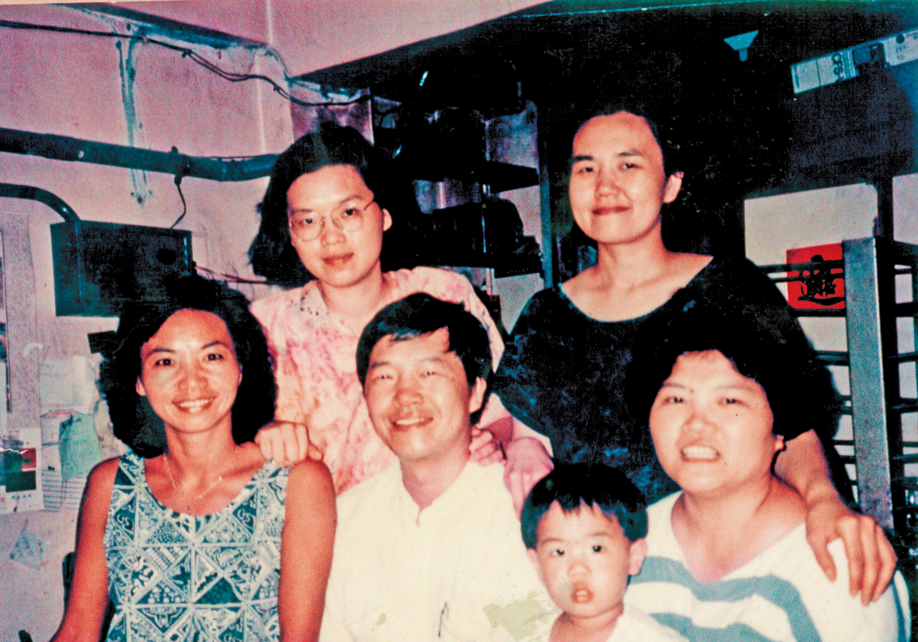 黃永吉（前中）和太太葉勤金（前右）白手起家創業，妹妹們也會一同到店裡幫忙。（喜之坊提供）