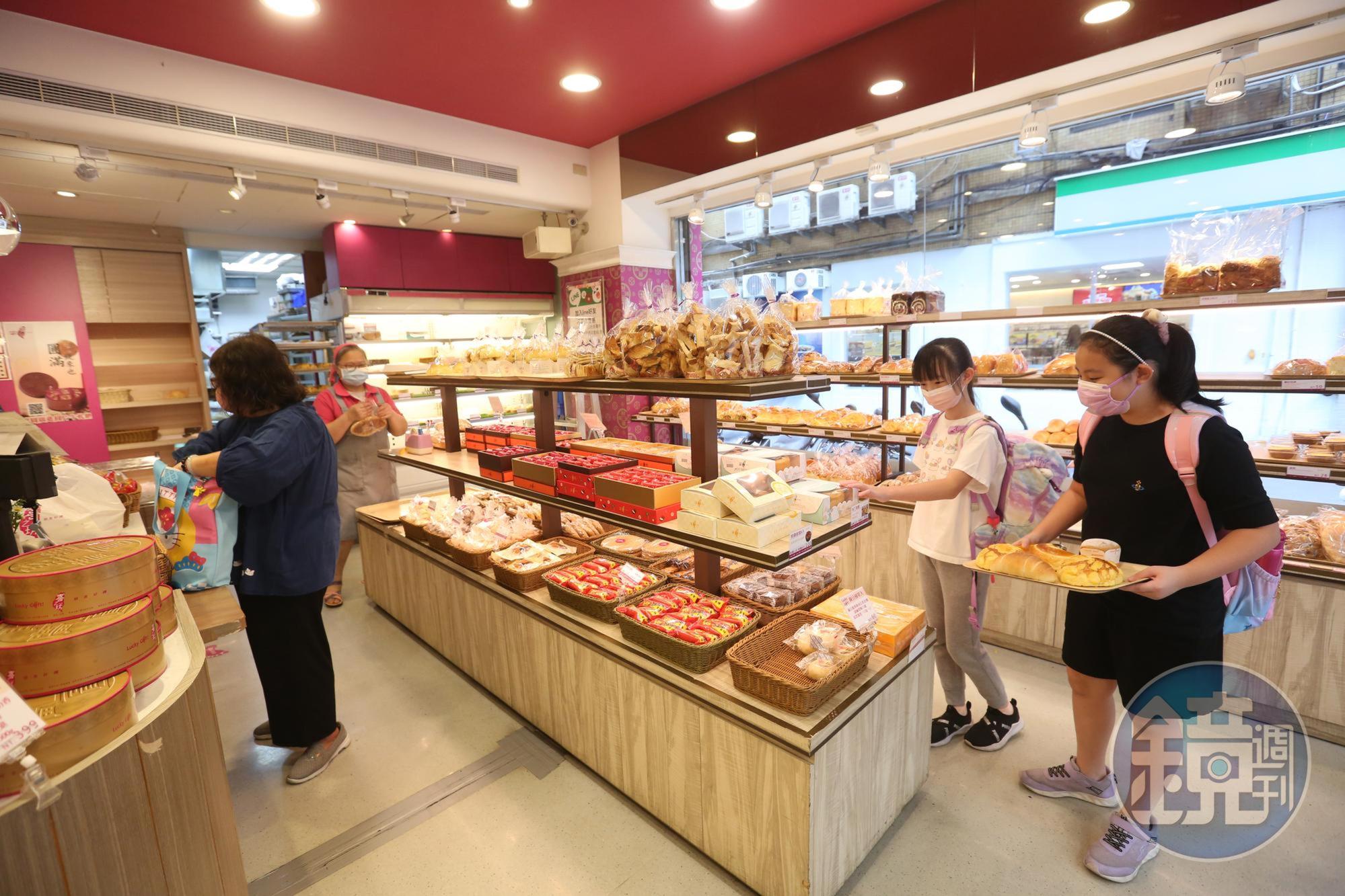 喜之坊是台北市大安區經營34年的老店，除了招牌牛軋糖禮盒，也有販售台式麵包與蛋糕西點。（吳貞慧攝）